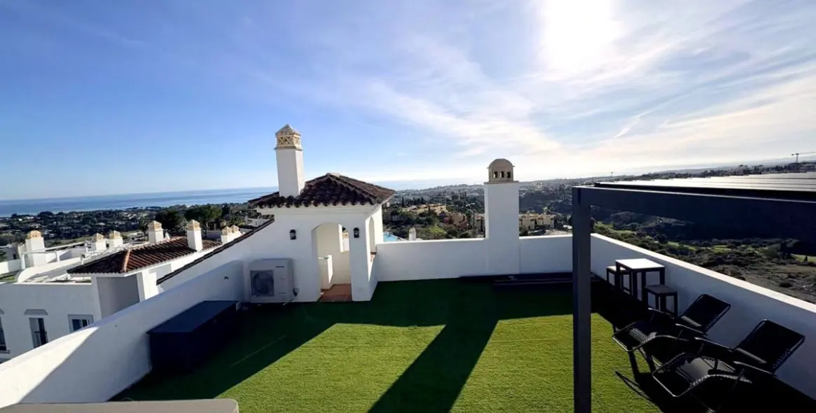 Long-term rent of penthouse in El Paraiso 16