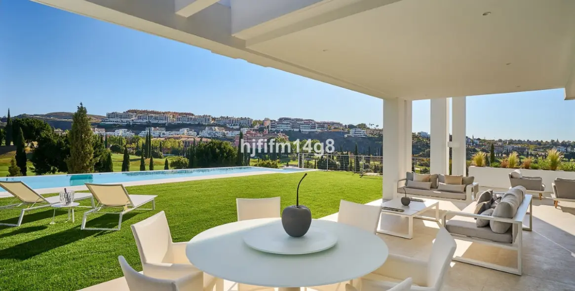 Venta de villa independiente en Los Flamingos 3