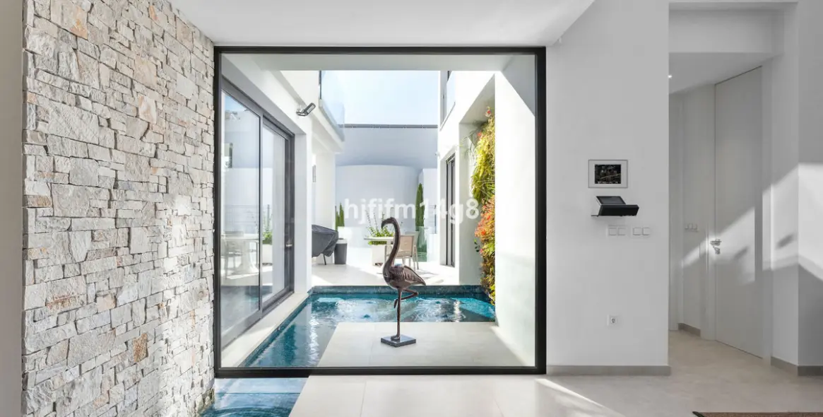 Venta de villa independiente en Los Flamingos 32