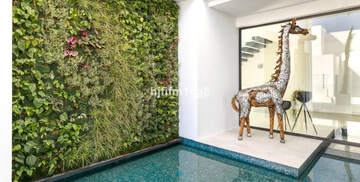 Venta de villa independiente en Los Flamingos 33