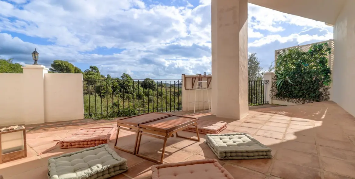 Long-term rent of middle floor apartment in Los Monteros 9