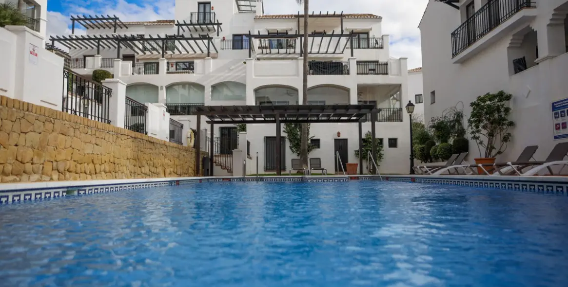 Long-term rent of middle floor apartment in Los Monteros 11