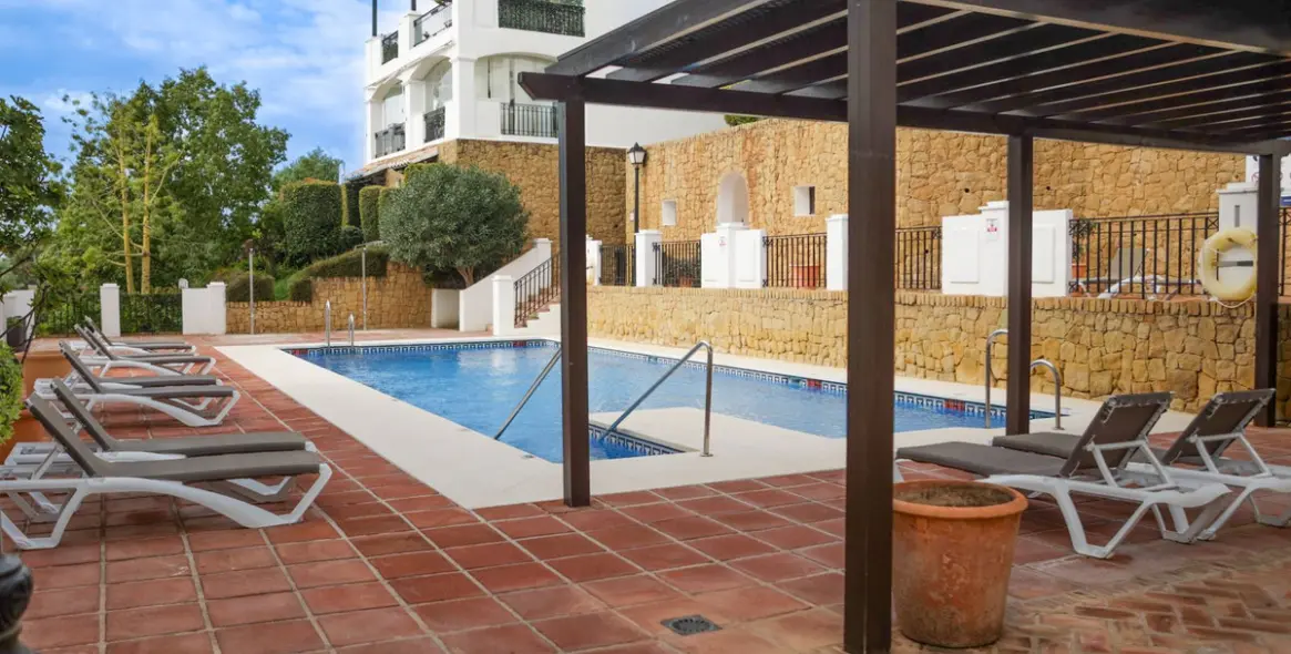 Long-term rent of middle floor apartment in Los Monteros 12