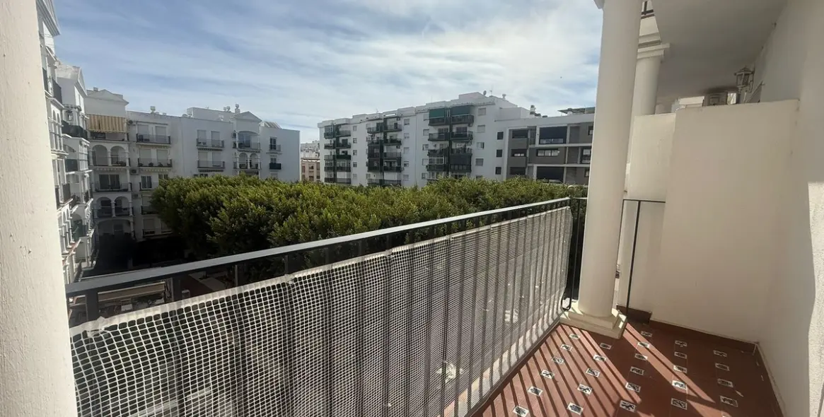 Sale of middle floor apartment in Estepona 1