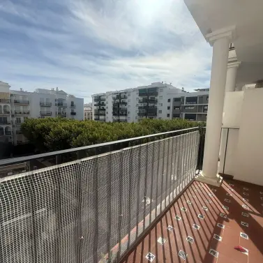 Sale of middle floor apartment in Estepona