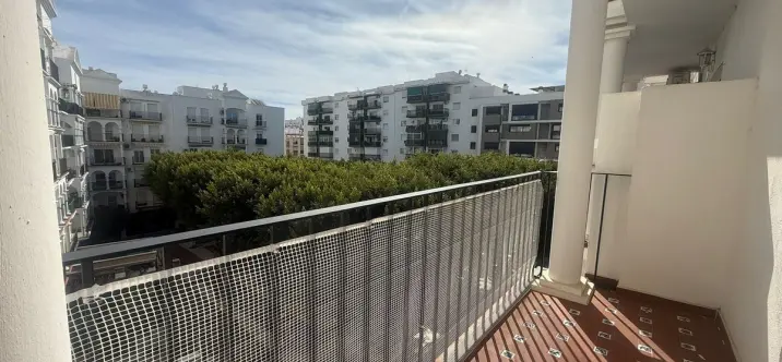 Sale of middle floor apartment in Estepona 0