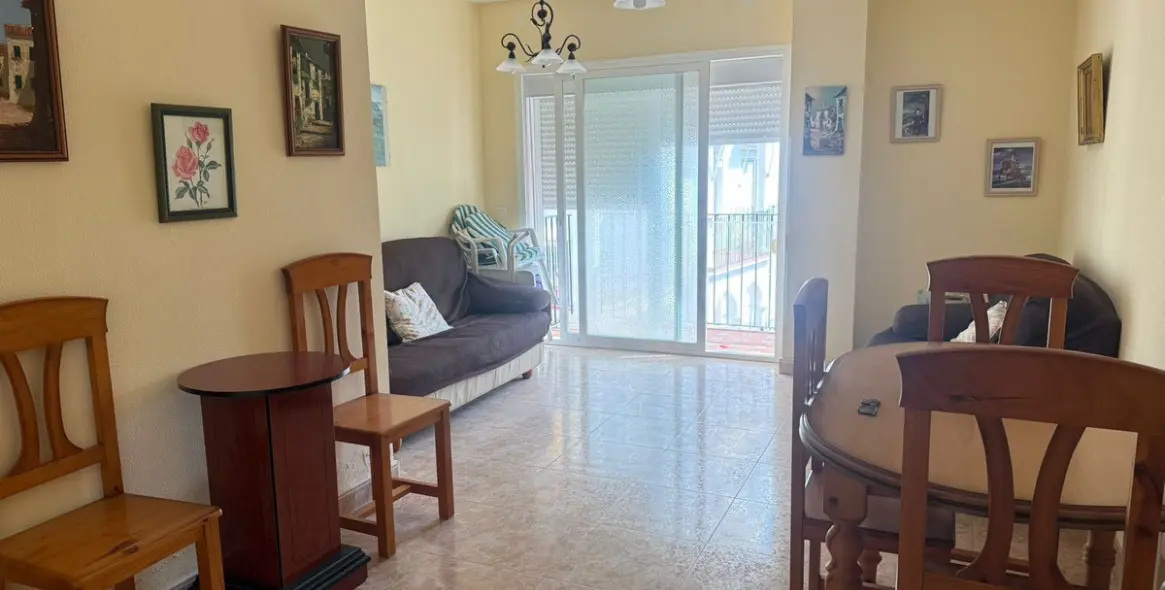 Sale of middle floor apartment in Estepona 2