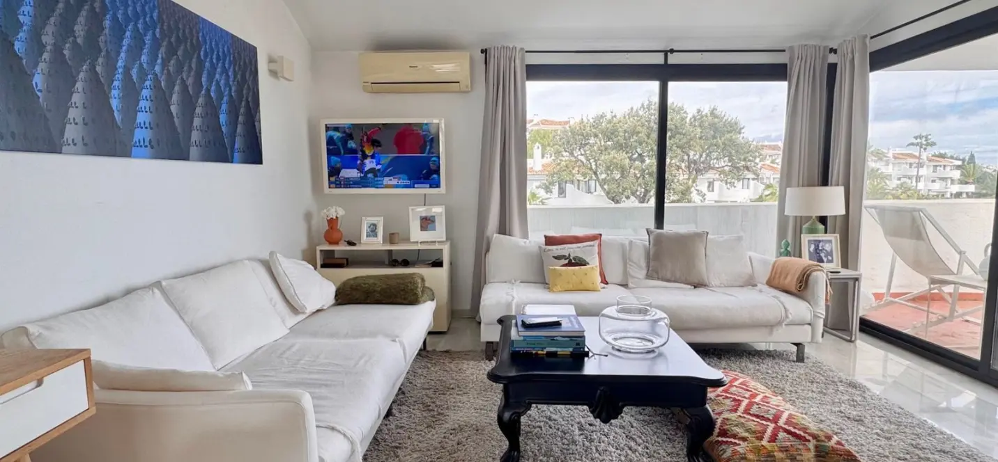Sale of penthouse in Calahonda 1
