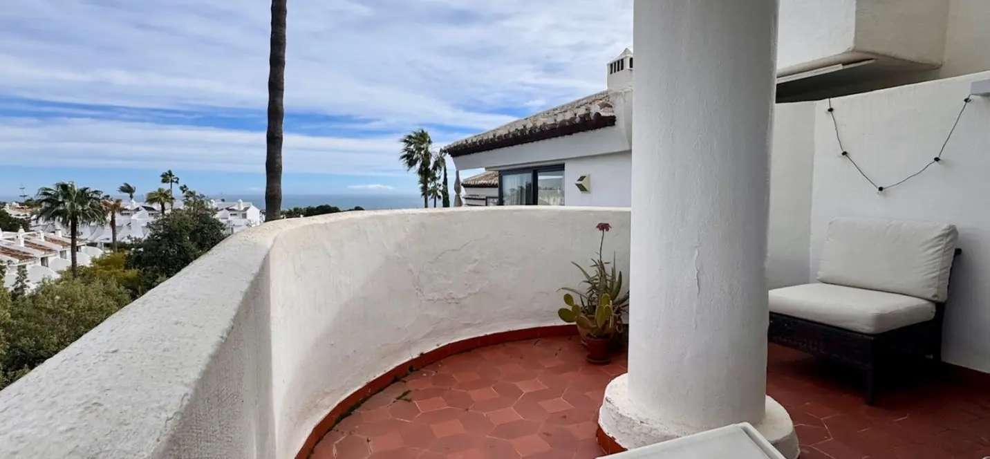 Sale of penthouse in Calahonda 3