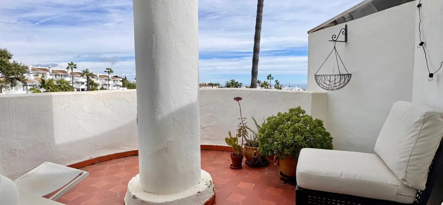 Sale of penthouse in Calahonda 4