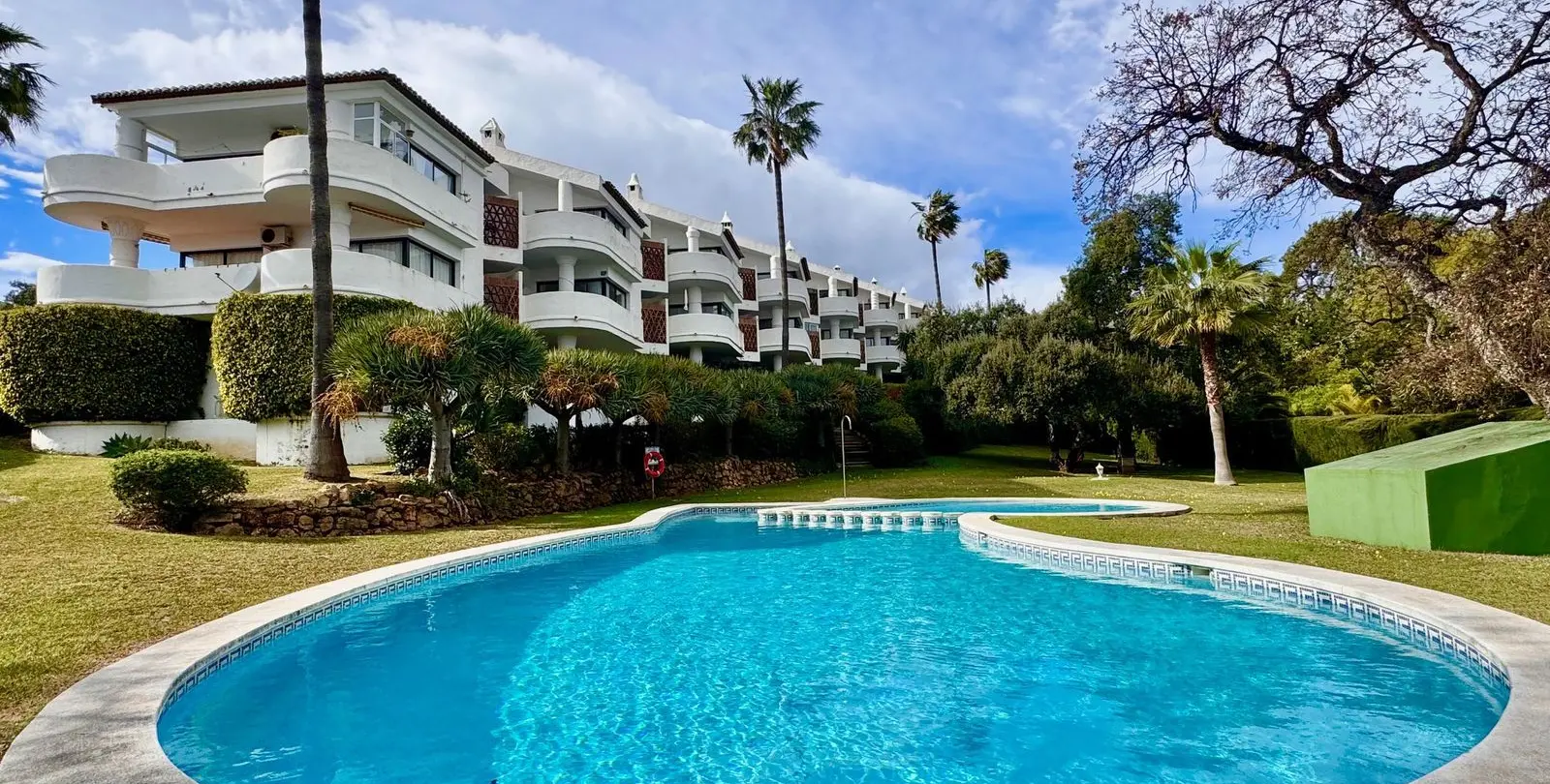 Sale of penthouse in Calahonda 26