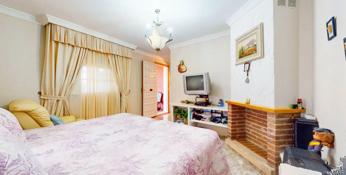 Sale of detached villa in Campanillas 11