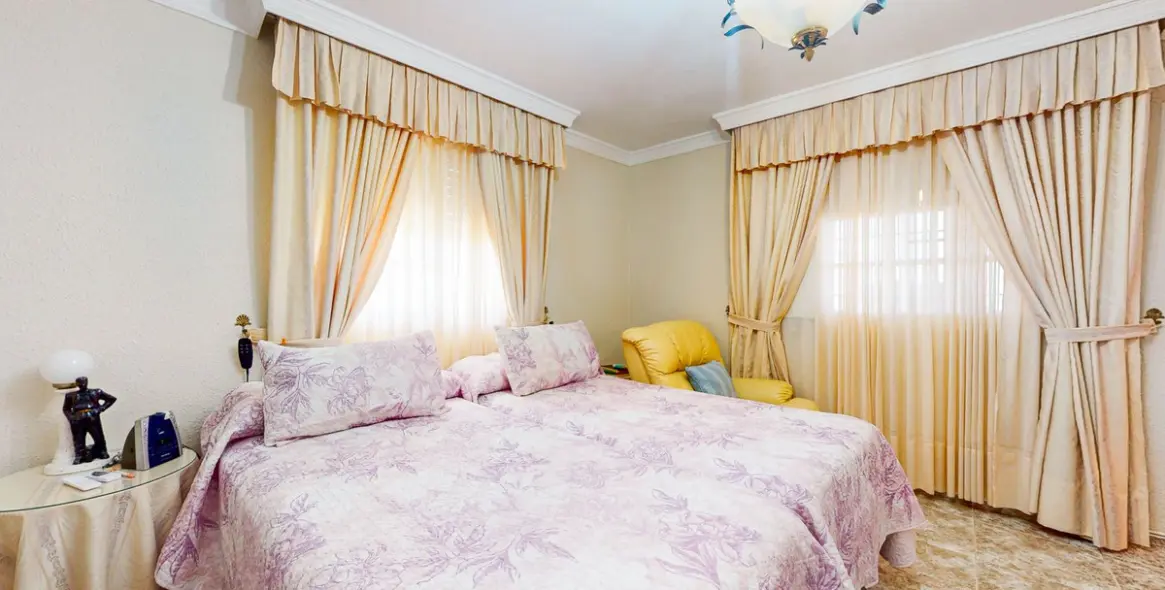 Sale of detached villa in Campanillas 57