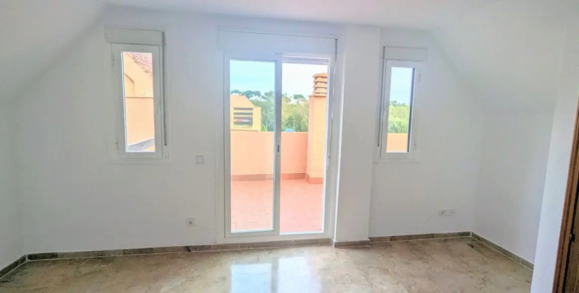 Sale of penthouse duplex in Casares 19