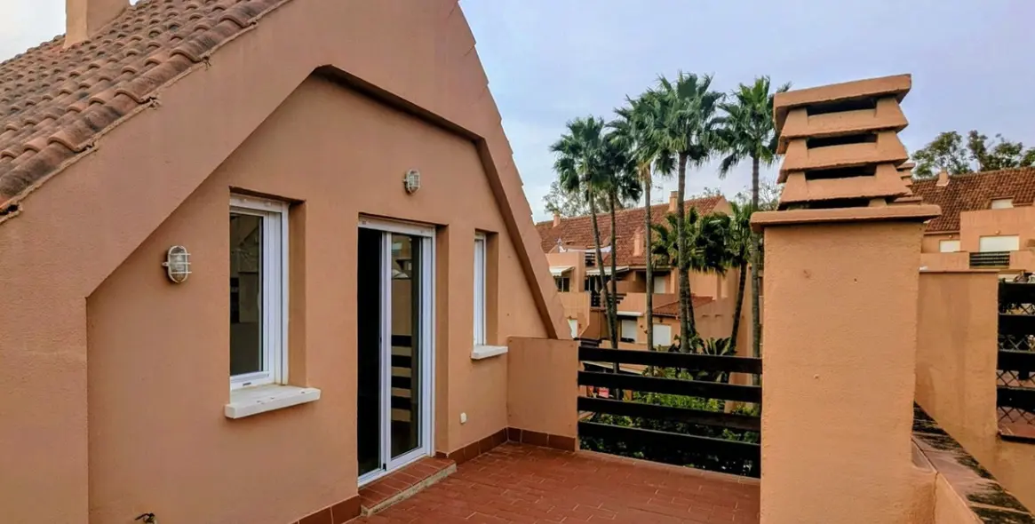 Sale of penthouse duplex in Casares 23