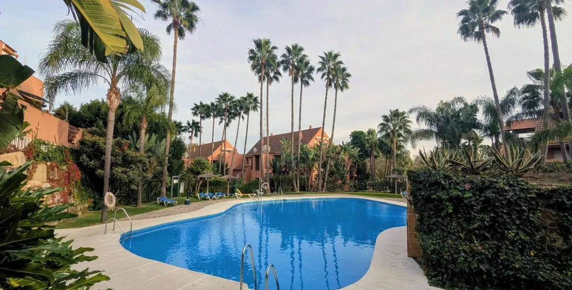 Sale of penthouse duplex in Casares 30