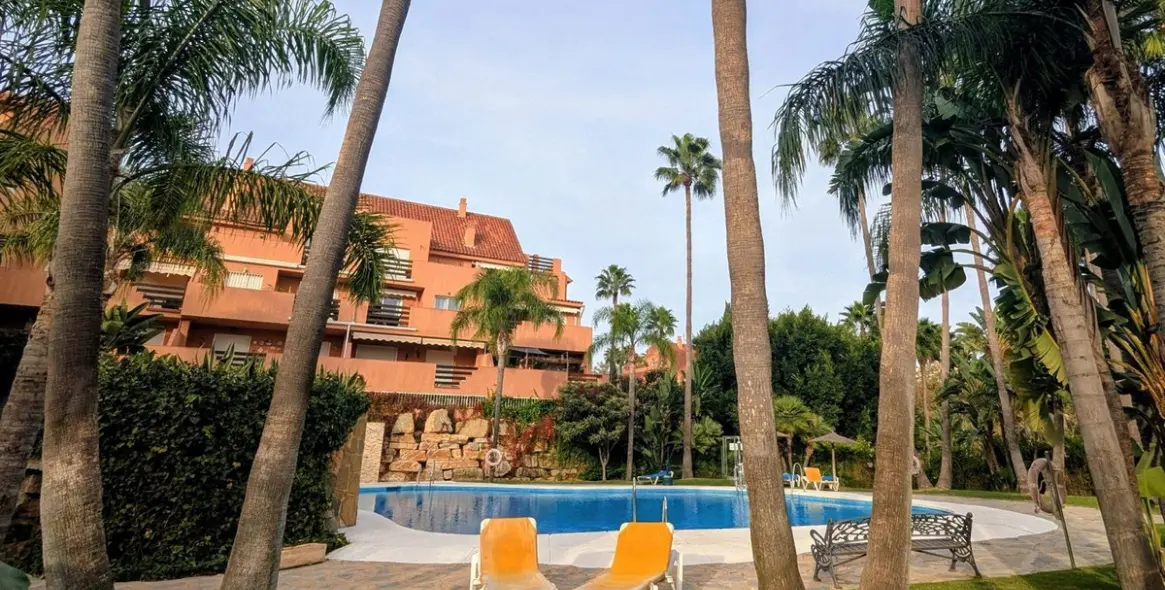 Sale of penthouse duplex in Casares 31