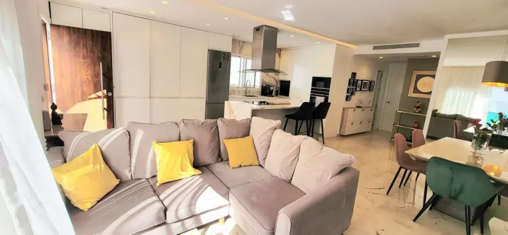 Sale of middle floor apartment in Puerto Banús 2