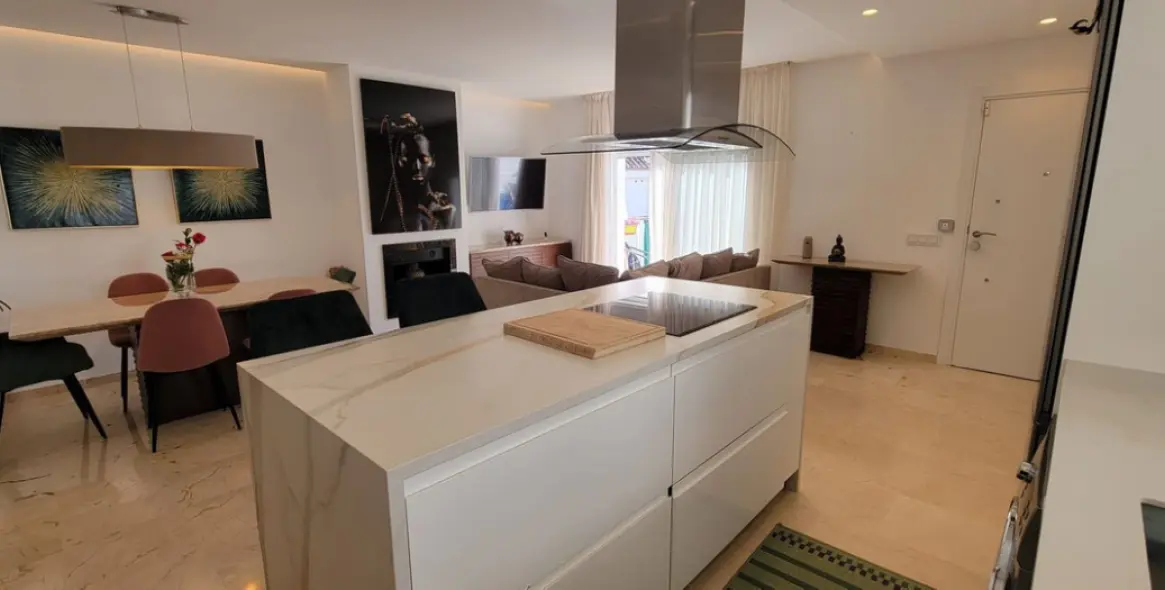 Venta de apartamento en planta media en Puerto Banús 9