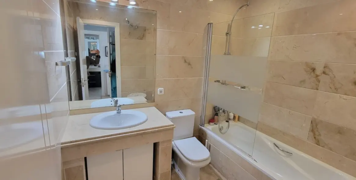 Venta de apartamento en planta media en Puerto Banús 10