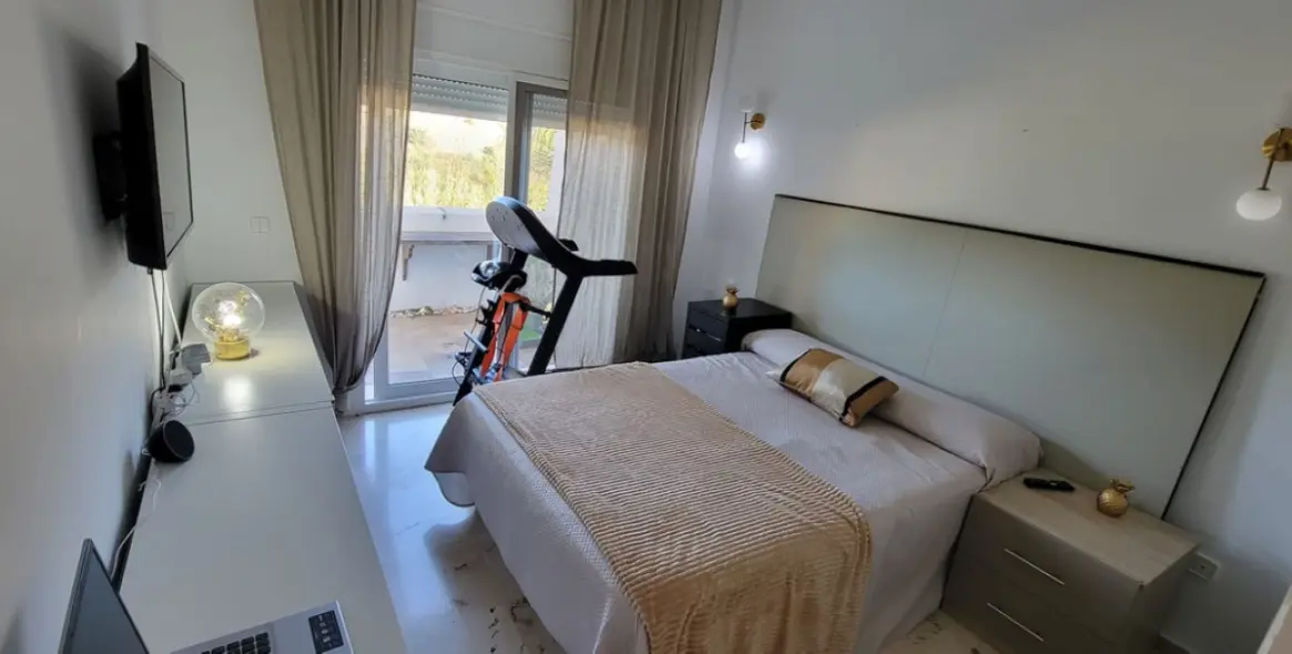 Venta de apartamento en planta media en Puerto Banús 13