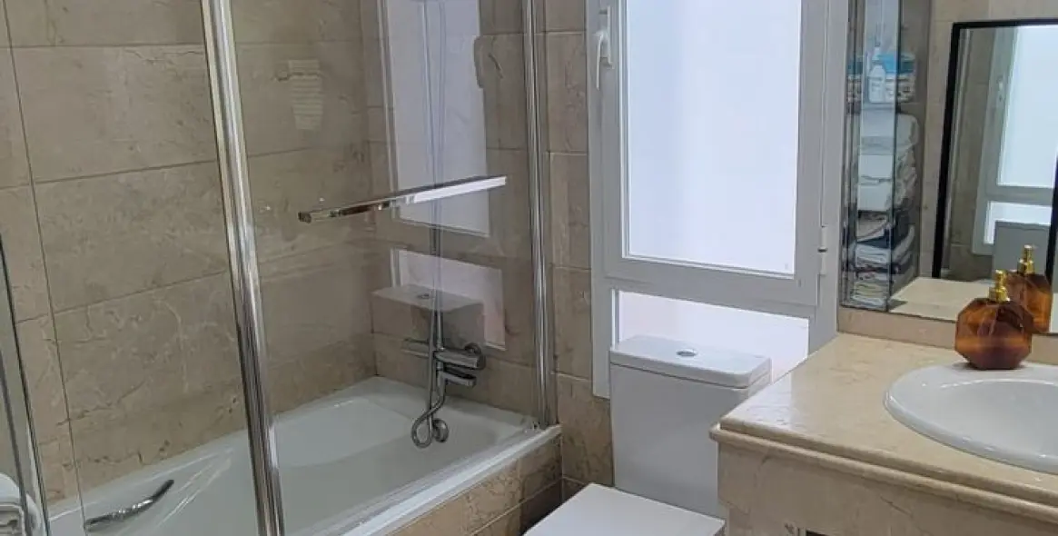 Venta de apartamento en planta media en Puerto Banús 20