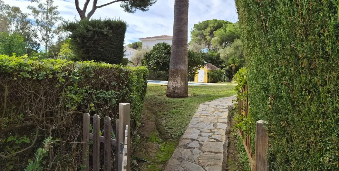 Продажа дома на две семьи в Calahonda 15