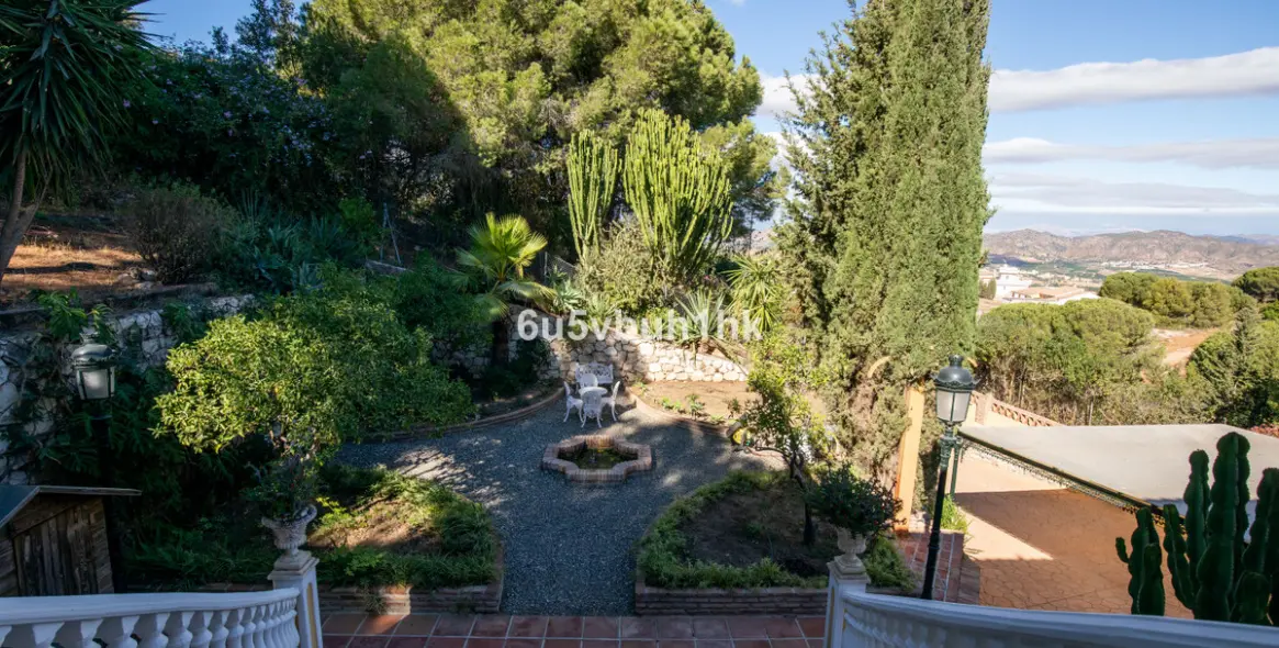 Sale of detached villa in Pinos de Alhaurin 9