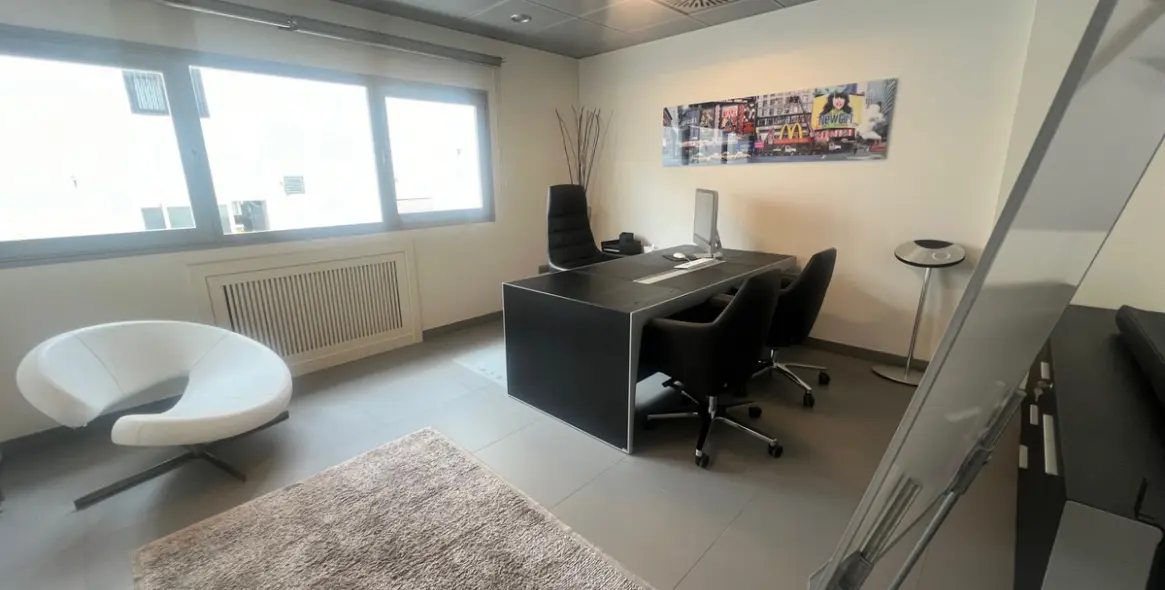 Sale of office in Puerto Banús 5