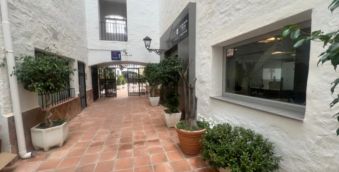 Sale of office in Puerto Banús 8
