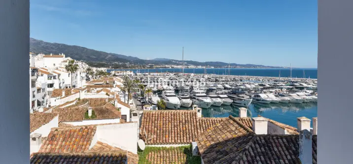 Venta de apartamento en planta media en Puerto Banús 1