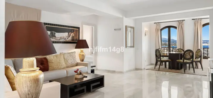 Venta de apartamento en planta media en Puerto Banús 2