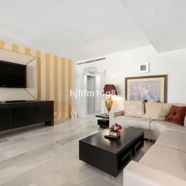 Venta de apartamento en planta media en Puerto Banús