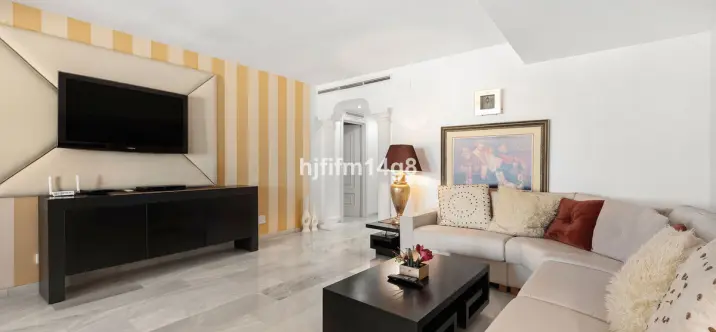 Venta de apartamento en planta media en Puerto Banús 3