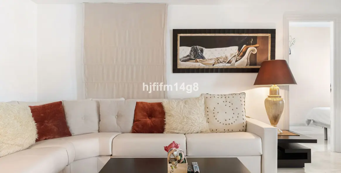 Venta de apartamento en planta media en Puerto Banús 6