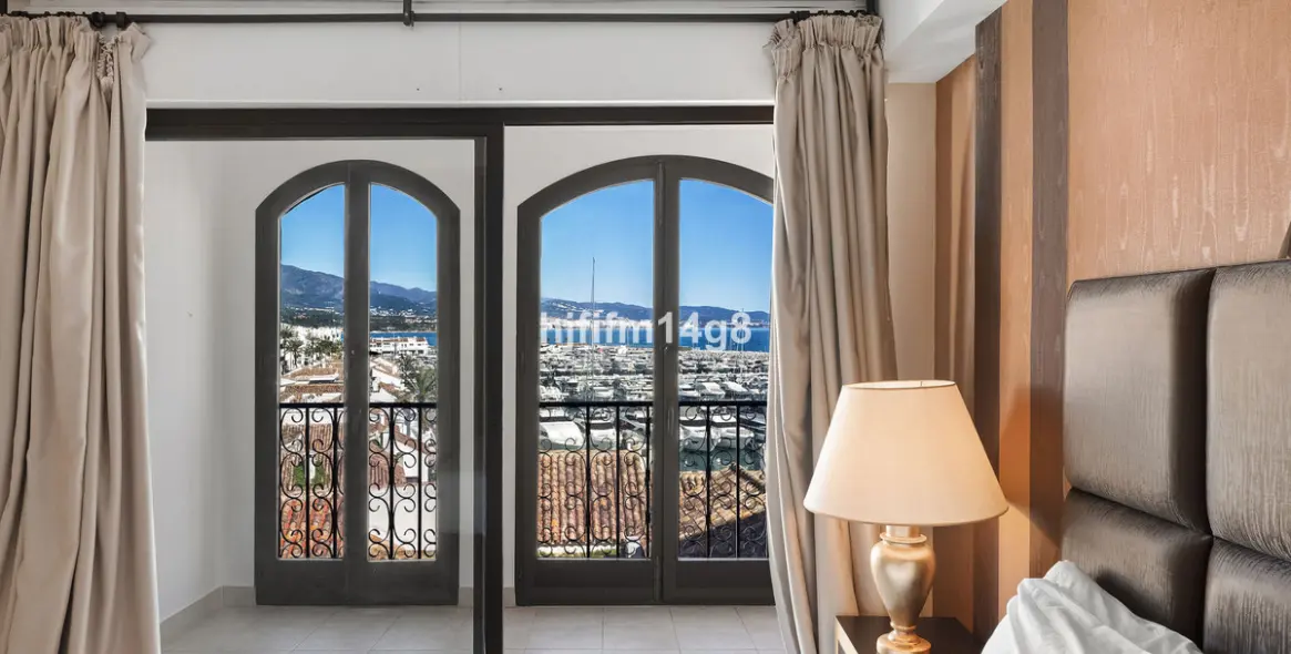 Venta de apartamento en planta media en Puerto Banús 10
