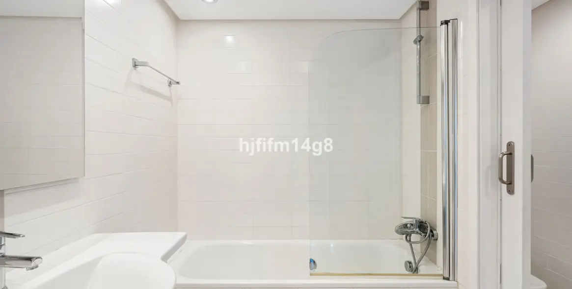 Venta de apartamento en planta media en Puerto Banús 14