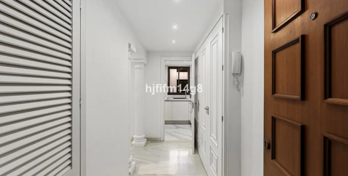 Venta de apartamento en planta media en Puerto Banús 16