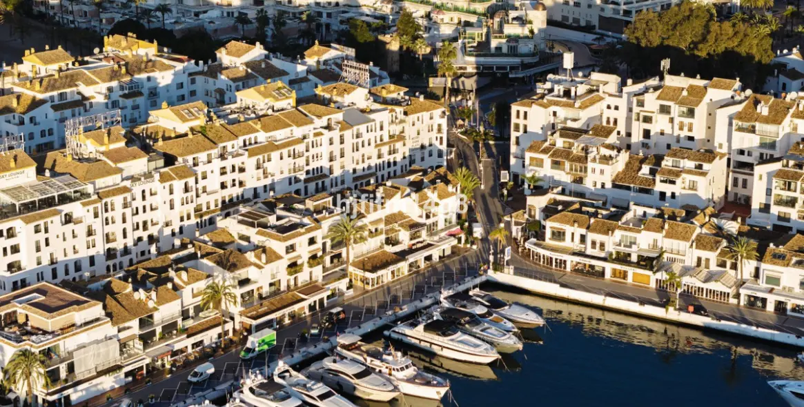 Venta de apartamento en planta media en Puerto Banús 20