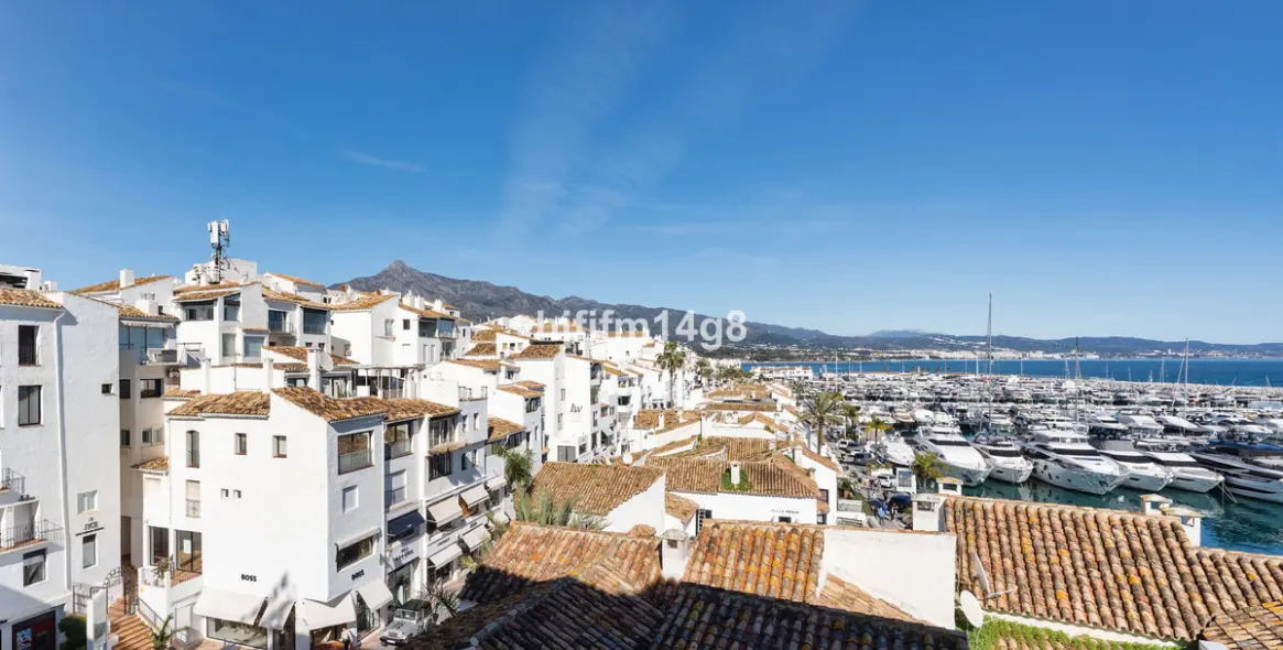 Sale of middle floor apartment in Puerto Banús 1