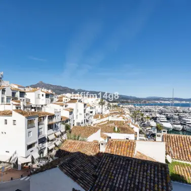 Sale of middle floor apartment in Puerto Banús