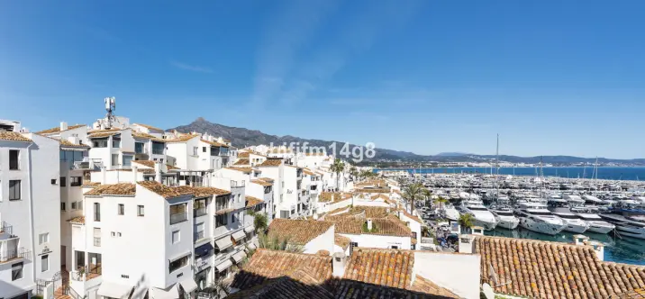 Sale of middle floor apartment in Puerto Banús 0