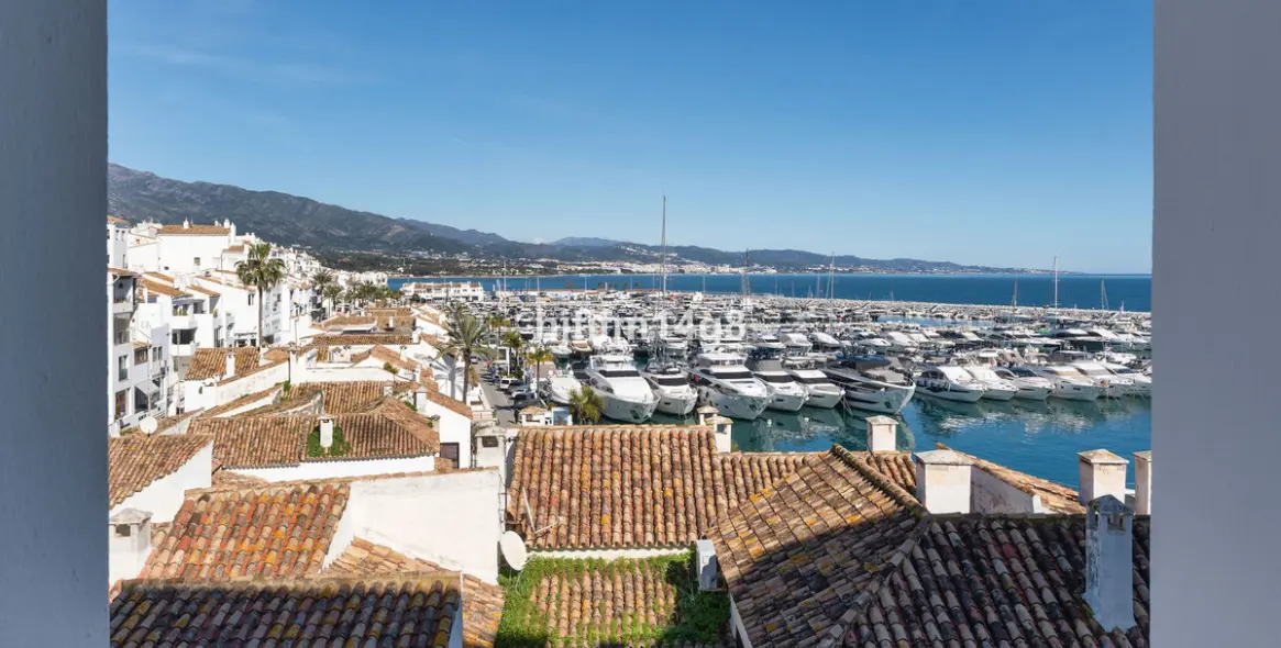 Sale of middle floor apartment in Puerto Banús 2