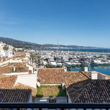 Sale of middle floor apartment in Puerto Banús