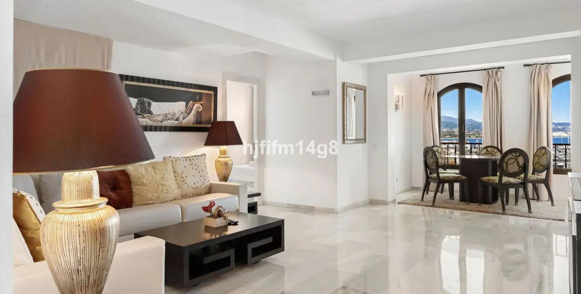 Sale of middle floor apartment in Puerto Banús 3