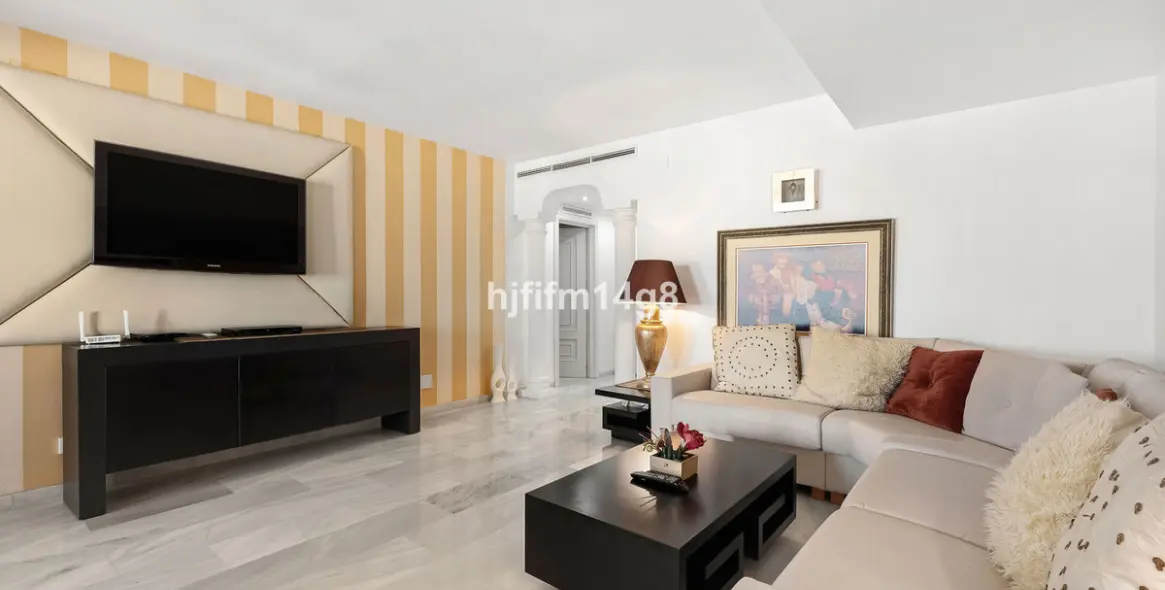 Sale of middle floor apartment in Puerto Banús 4