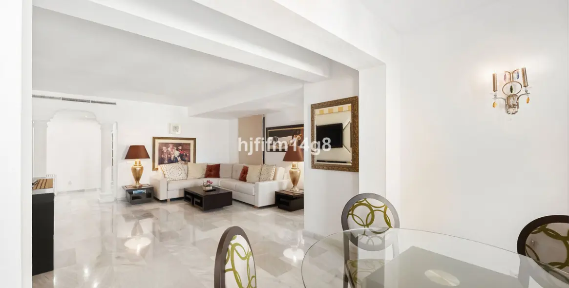 Sale of middle floor apartment in Puerto Banús 5