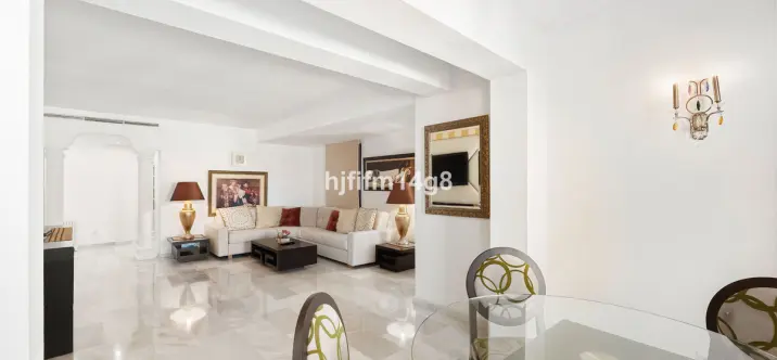 Sale of middle floor apartment in Puerto Banús 4