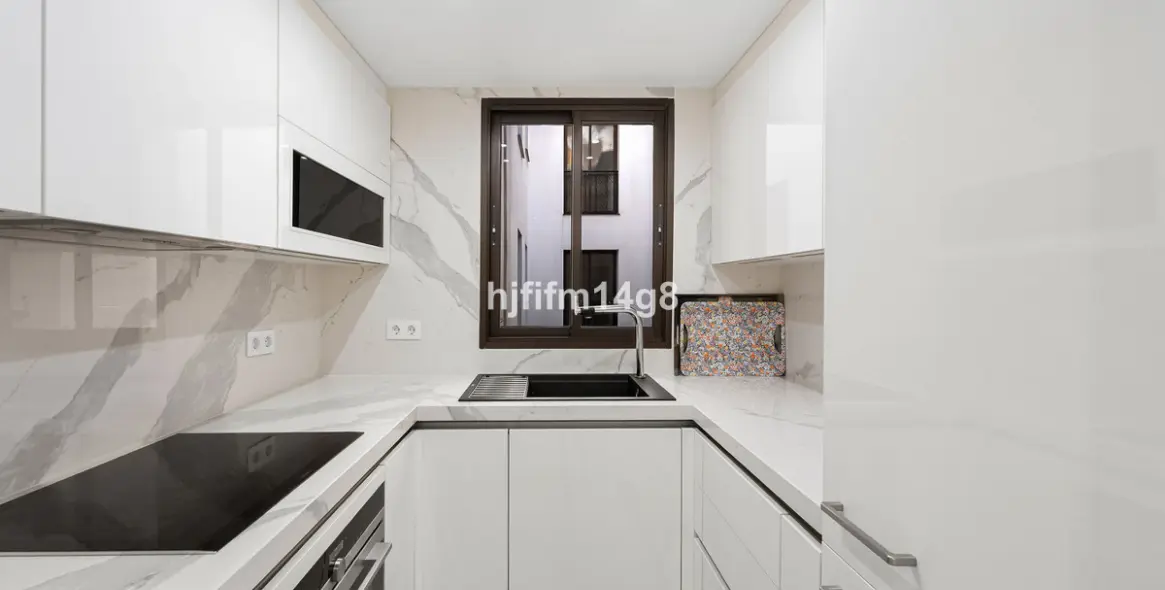 Sale of middle floor apartment in Puerto Banús 8