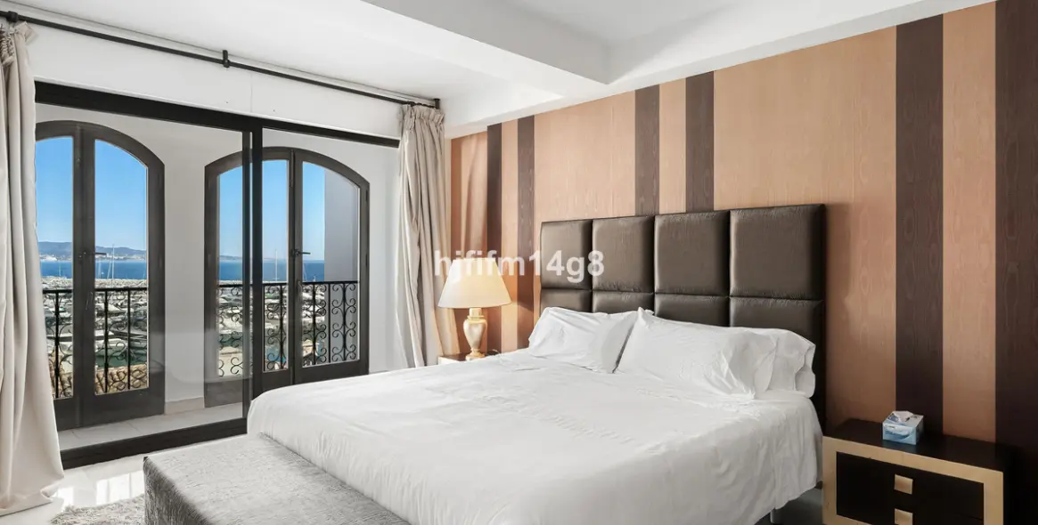 Sale of middle floor apartment in Puerto Banús 9